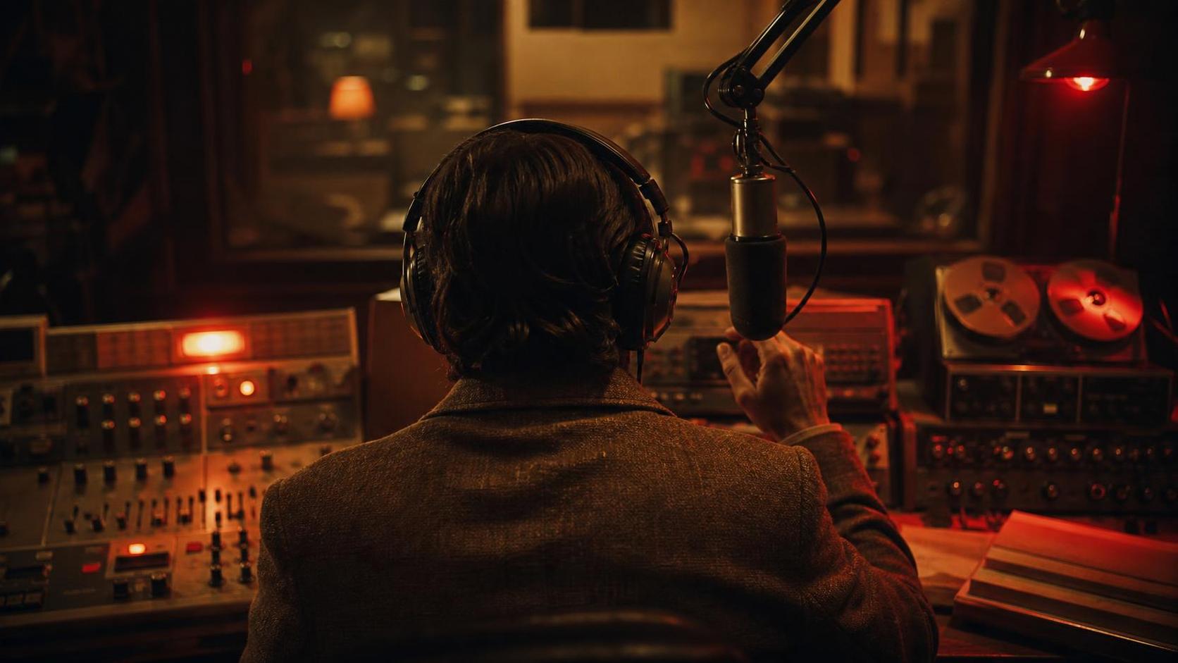 Jon Hamm Takes A Live Hostage Call In American Hostage Trailer